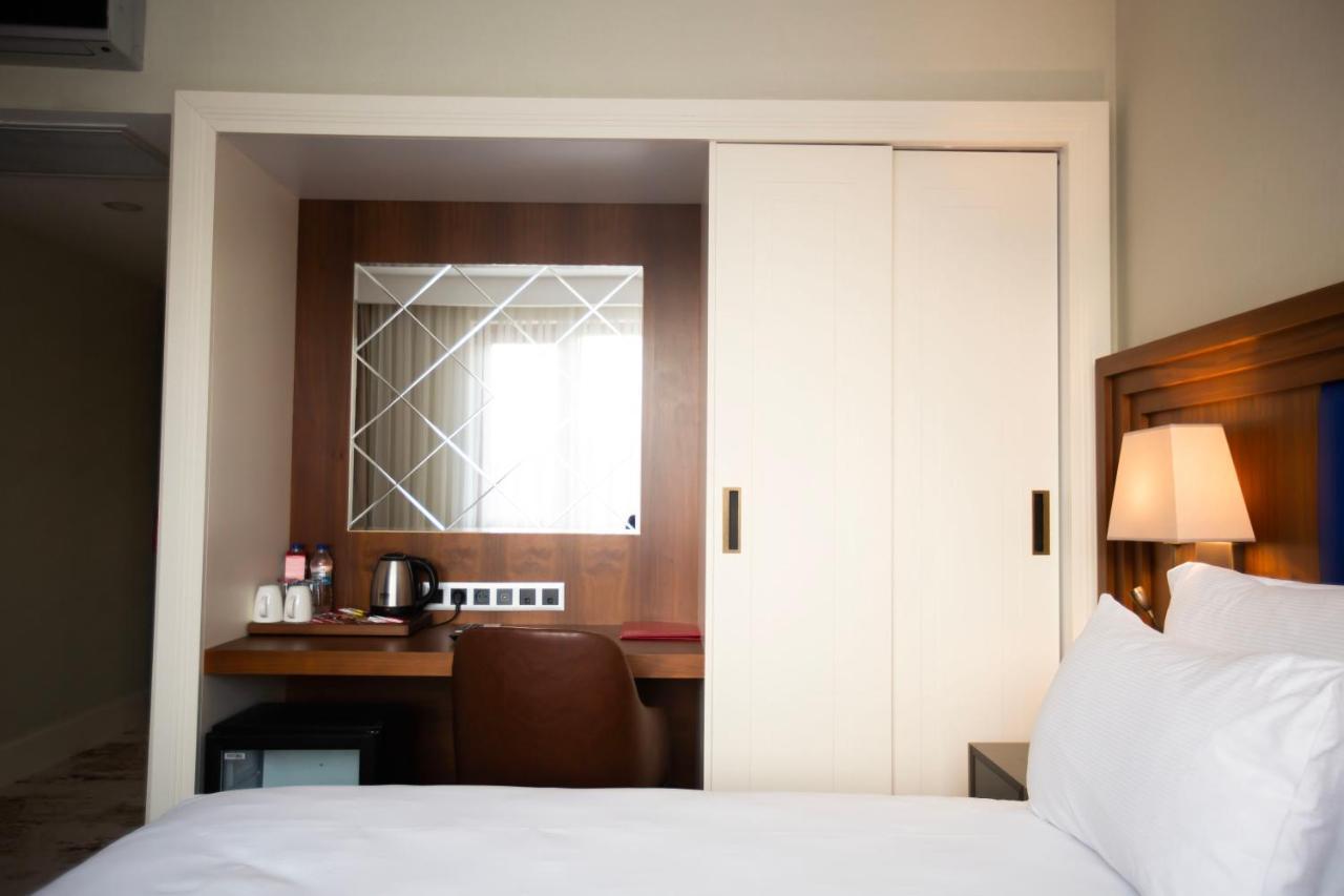 فندق Ramada Plaza Sultanahmet اسطنبول المظهر الخارجي الصورة A sliding door